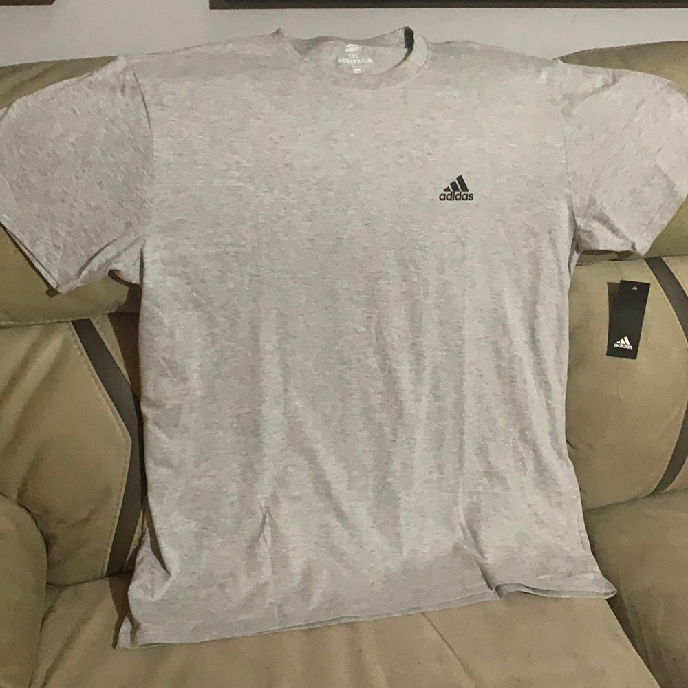 Adidas T-Shirt NWT Size 2XL . Men’s small logo tee